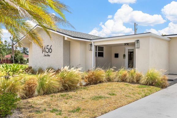1456 Cross, West Palm Beach, FL 33401