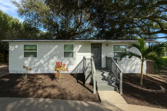 930 10th, Vero Beach, FL 32962