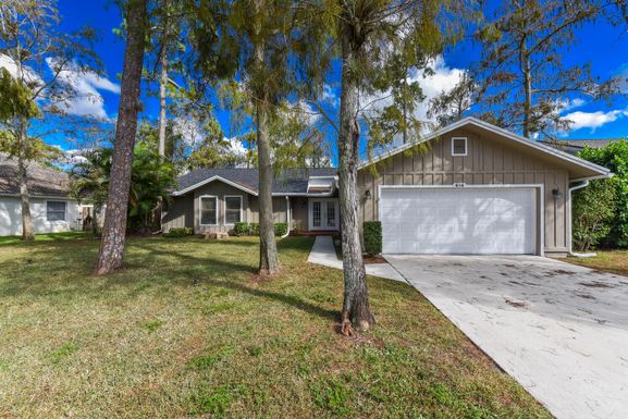 916 Daffodil, Wellington, FL 33414