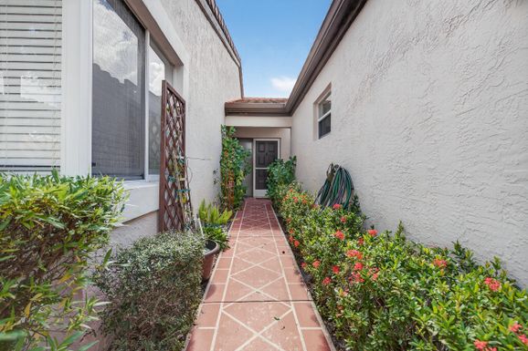 6070 Sunny Manor, Delray Beach, FL 33484