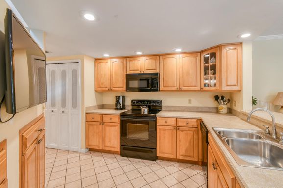 28 Uno Lago, Juno Beach, FL 33408