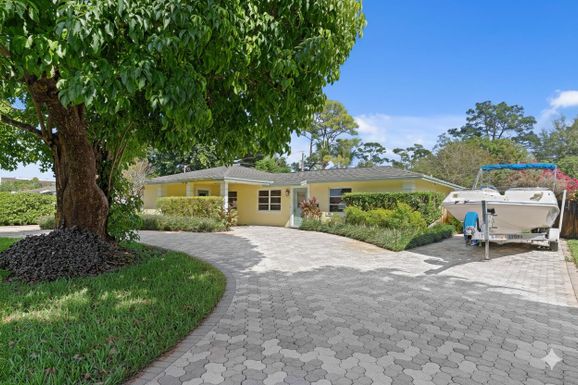 1192 Pineway, Haverhill, FL 33417