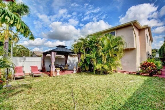 1371 Woodcrest, West Palm Beach, FL 33417