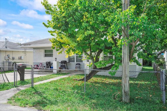 811 5th, Hallandale Beach, FL 33009