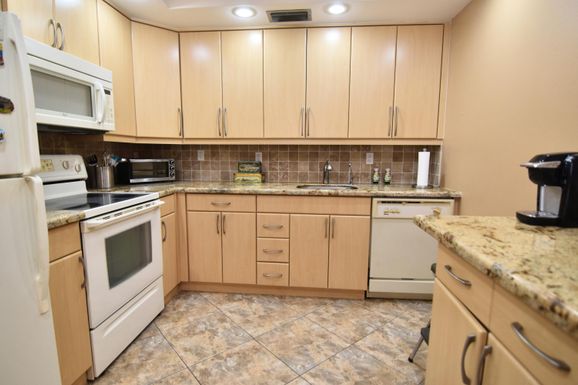 3020 Hythe B, Boca Raton, FL 33434