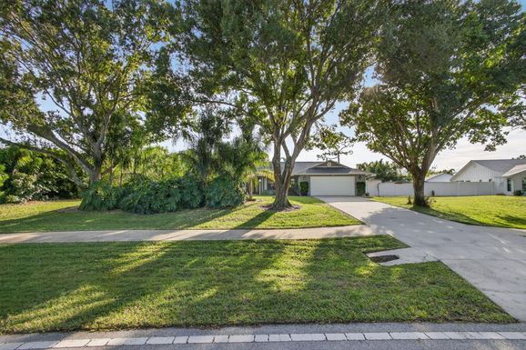 2530 Pinecrest Lakes, Jensen Beach, FL 34957