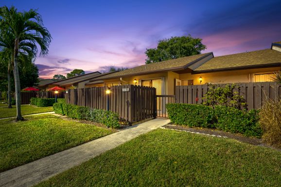 816 Sky Pine, Greenacres, FL 33415