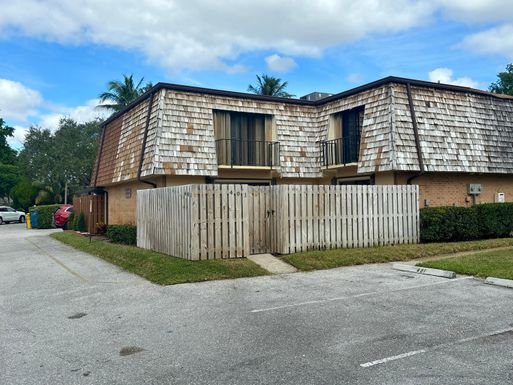 401 Lake Arbor, Palm Springs, FL 33461