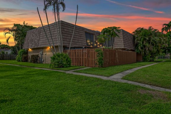 923 Springdale, Palm Springs, FL 33461