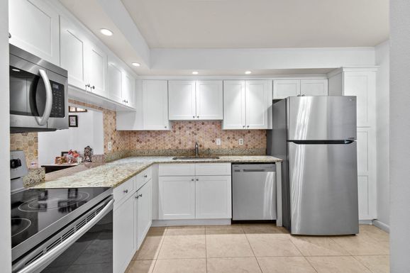 140 Lake Nancy, West Palm Beach, FL 33411