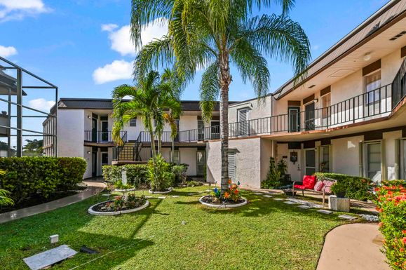 6 Greenway, Royal Palm Beach, FL 33411