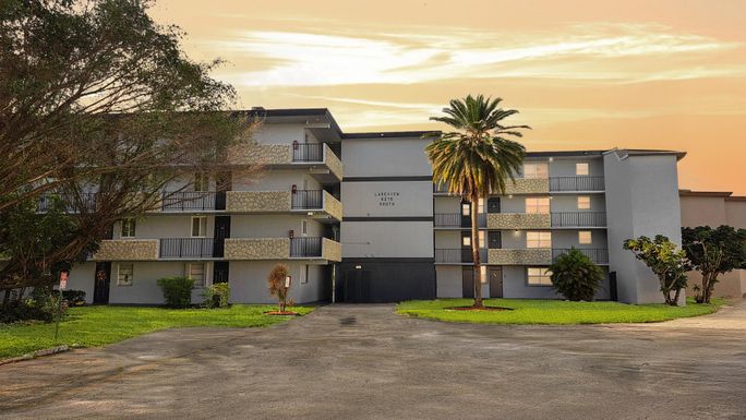 5275 10th, Plantation, FL 33313