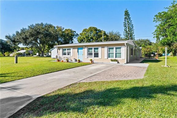 1621 5th, Vero Beach, FL 32960