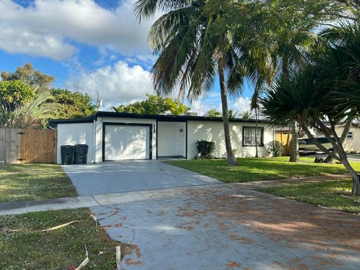 5839 Daphne, West Palm Beach, FL 33415