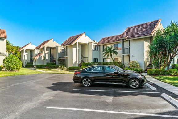 5589 Fairway Park, Boynton Beach, FL 33437