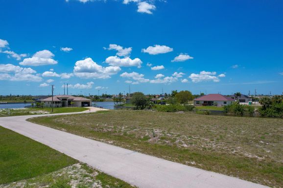 904 12th, Cape Coral, FL 33993