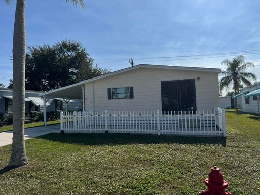 83 Flores Del Norte, Fort Pierce, FL 34951