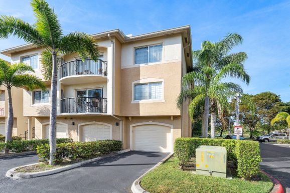 1000 Crestwood, Royal Palm Beach, FL 33411