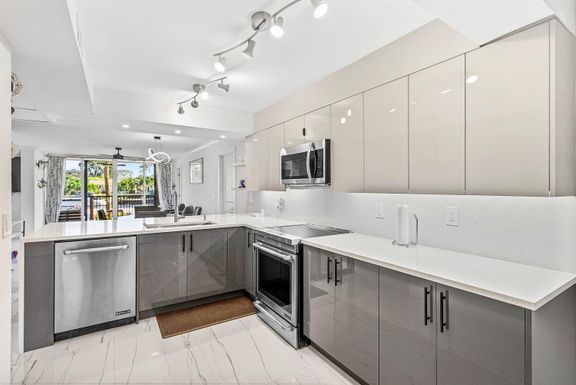 18 Royal Palm Way, Boca Raton, FL 33432