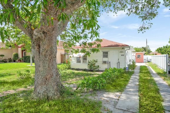1215 18th, Lake Worth Beach, FL 33460