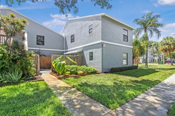 21 Crossing Circle, Boynton Beach, FL 33435