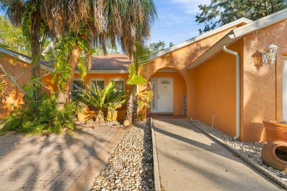 619 29th, Bradenton, FL 34208