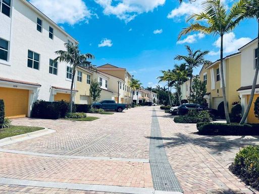 1527 48th, Boca Raton, FL 33431