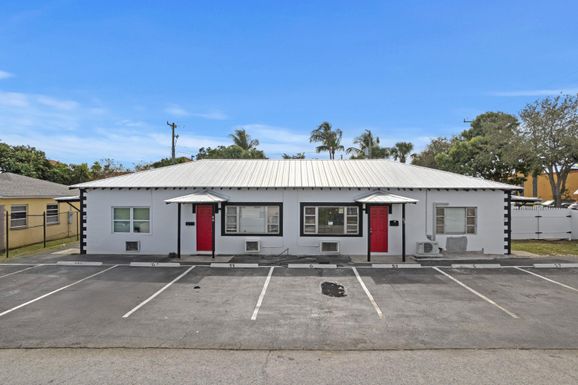 49 27th, Riviera Beach, FL 33404