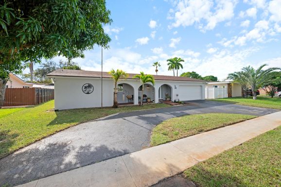 8820 4th, Pembroke Pines, FL 33024