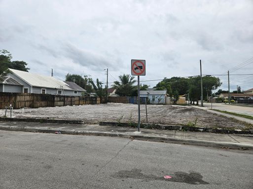 732 Lakewood, West Palm Beach, FL 33405