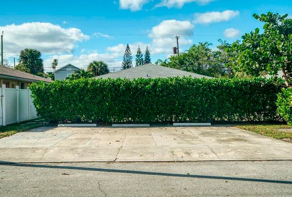 915 N, Lake Worth Beach, FL 33460