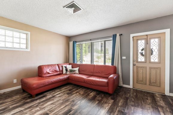 337 Lake, Palm Springs, FL 33461