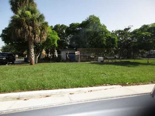 913 B, Fort Pierce, FL 34950
