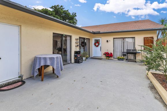 1040 Summit Place, West Palm Beach, FL 33415