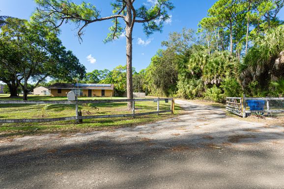 169 Armadillo, West Palm Beach, FL 33411