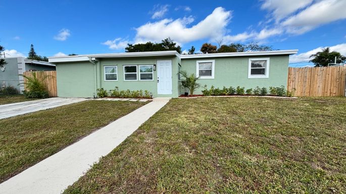 3945 Ocala, Lake Worth, FL 33462