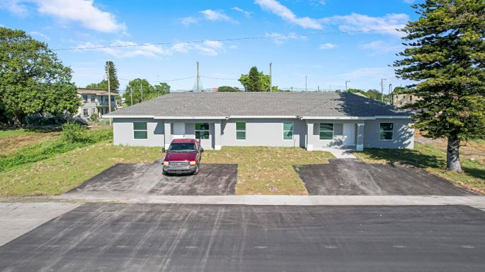 548 5th, Belle Glade, FL 33430