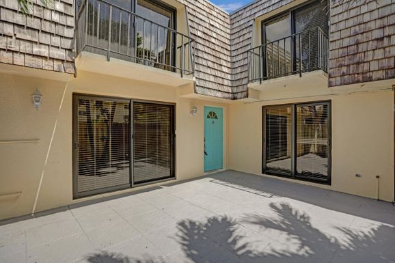 257 Lake Arbor, Palm Springs, FL 33461