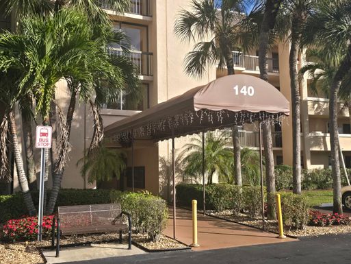 140 Lake Nancy, West Palm Beach, FL 33411