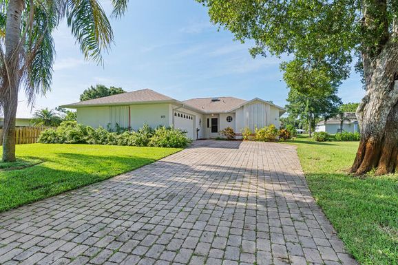 925 Claire, Sebastian, FL 32958
