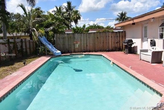 5532 SW 1st St, Plantation FL 33317