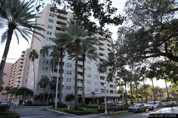 90 Edgewater Dr # 407, Coral Gables FL 33133