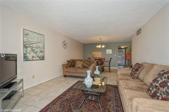 2850 Somerset Dr # 318L, Lauderdale Lakes FL 33311