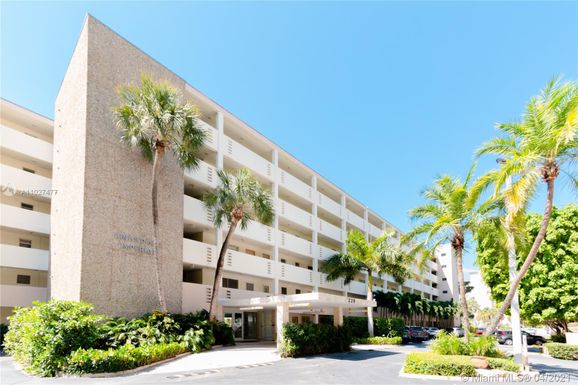 220 KINGS POINT DR # 105, Sunny Isles Beach FL 33160