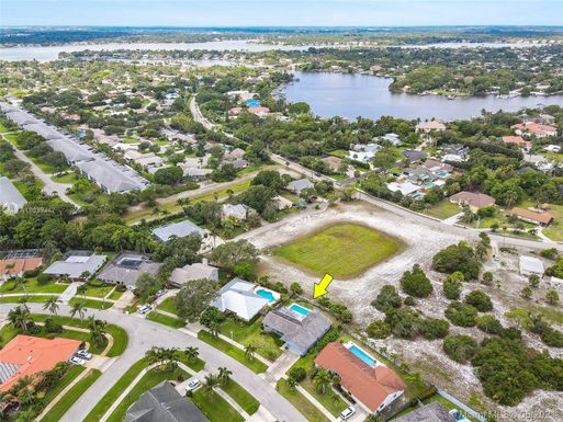 59 Hickory Hill Rd, Tequesta FL 33469