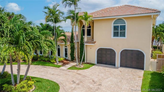 11 Castle Harbor Is, Fort Lauderdale FL 33308