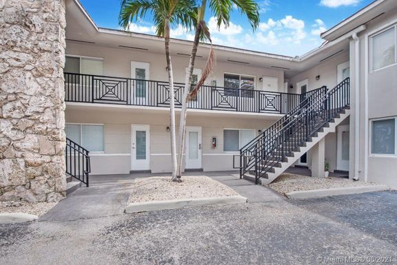 81 Edgewater Dr # 203, Coral Gables FL 33133