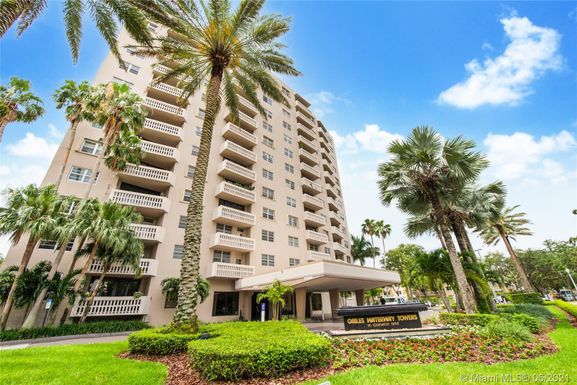 90 Edgewater Dr # 308, Coral Gables FL 33133