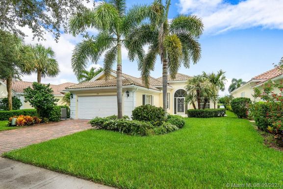 817 Niemen Dr, Palm Beach Gardens FL 33410