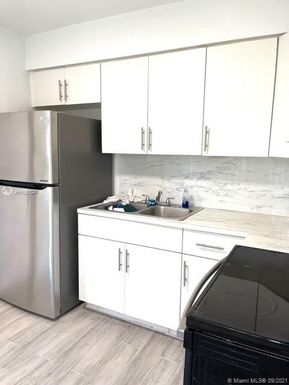 213 SW 10th St # 1, Hallandale Beach FL 33009